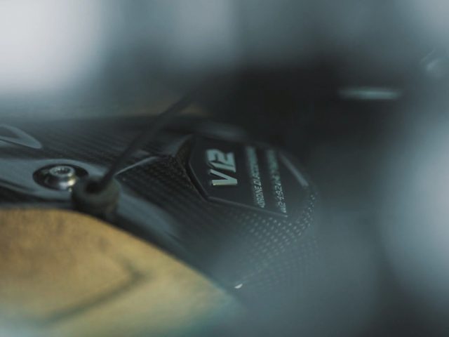 Close-up van een Lamborghini koolstofvezel V12-motorkap.