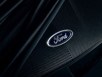 Ford GT-logo op een gestructureerd oppervlak van koolstofvezel.