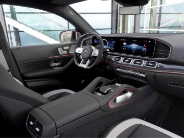 Binnenaanzicht van een moderne Mercedes-AMG-auto met het dashboard, het stuur en de middenconsole.