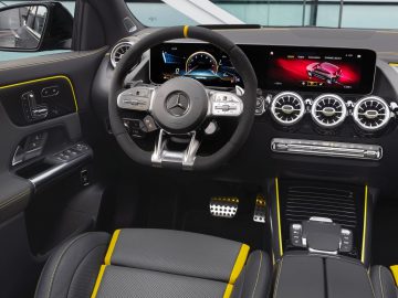 Binnenaanzicht van een moderne Mercedes-AMG GLA 45 4MATIC+ met het stuur, het digitale dashboard en de middenconsole met gele stiksels.