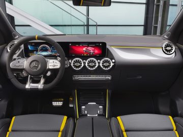 Modern Mercedes-AMG GLA 45 4MATIC+ interieur met digitaal dashboard, multifunctioneel stuur, centraal touchscreen en contrasterende gele stiksels op zwarte bekleding.