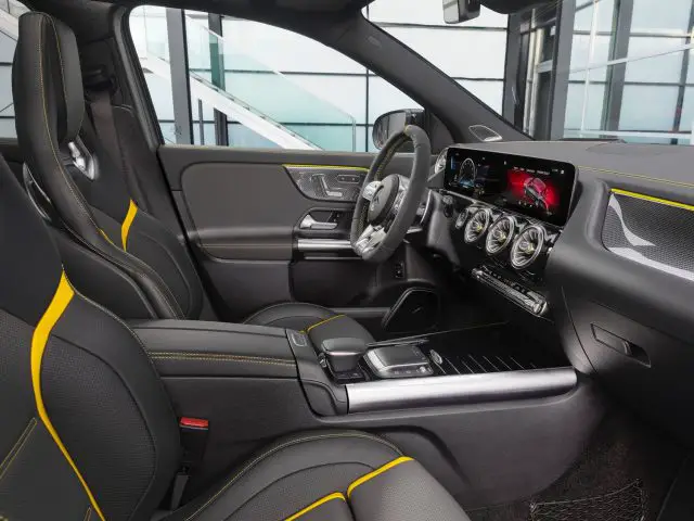 Modern Mercedes-AMG GLA 45 4MATIC+ interieur met hightech dashboard en luxe afwerking.