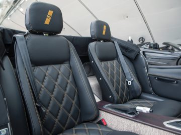 Luxe Morgan auto-interieur met gewatteerde lederen stoelen.