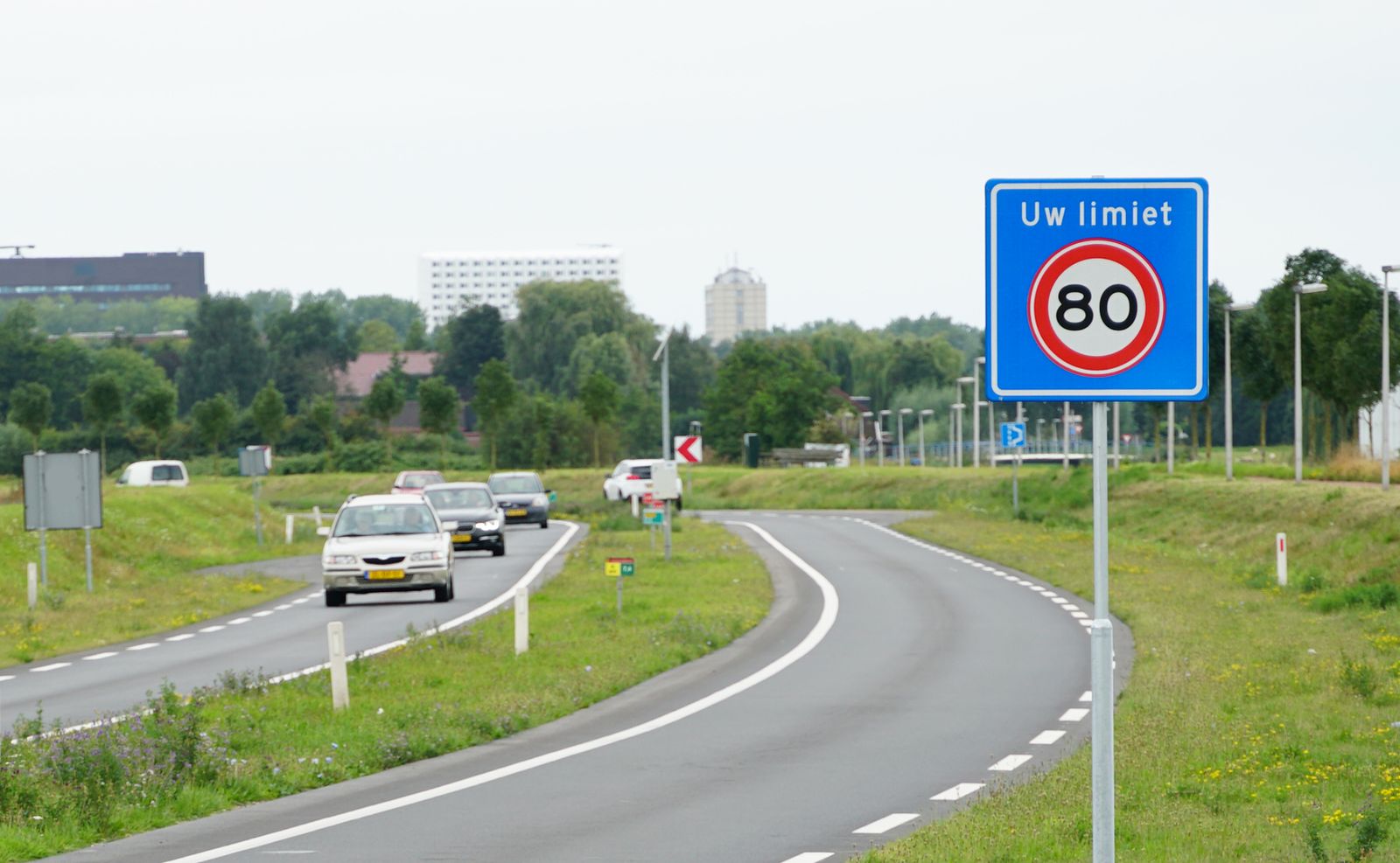 Een weg met een trajectcontrolesysteem dat een snelheidslimiet van 80 km/uur aangeeft.