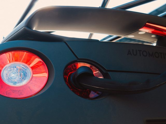 Close-up van de achterkant van een Nissan GT-R met opvallend achterlicht en modellogo.