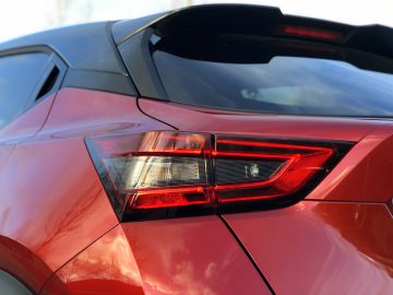 Close-up van het rode achterlicht en de ontwerpdetails aan de achterkant van een Nissan Juke.