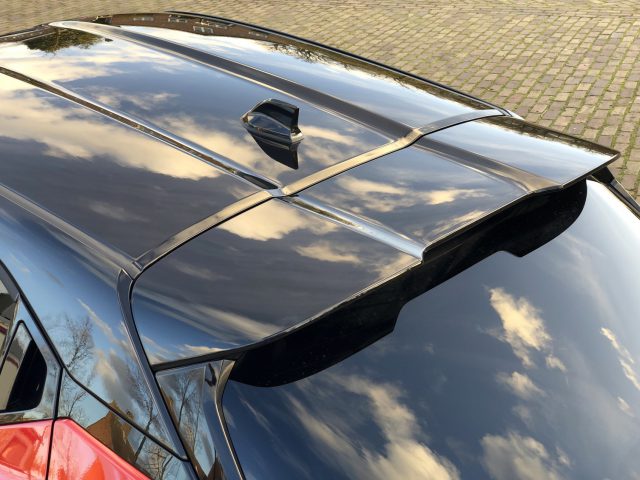 Glanzend Nissan Juke-autodak met een weerspiegeling van de lucht en de wolken.