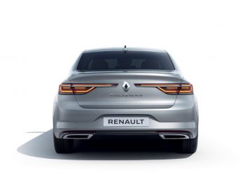 Achteraanzicht van een zilveren Renault Talisman op een witte achtergrond.
