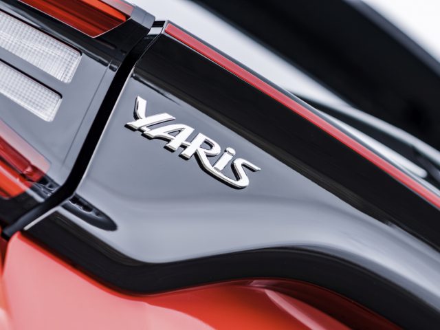 Close-up van een Toyota Yaris met de focus op het modelbadge op de kofferbak.