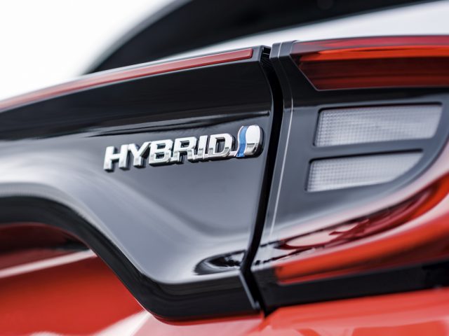 Close-up van het embleem en het achterlichtontwerp van een Toyota Yaris hybride voertuig.