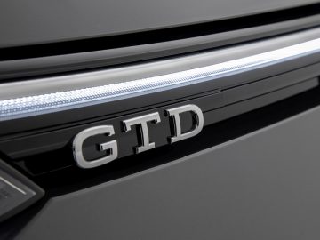 Close-up van het embleem en de led-lichtstrip van een Volkswagen Golf GTI.