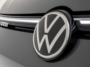 Close-up van een Volkswagen Golf GTI-badge op een autogrill.