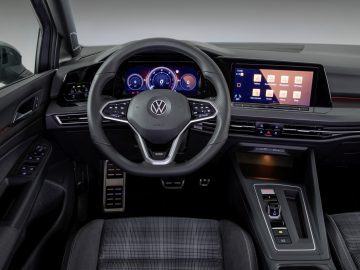 Modern auto-interieurdashboard met digitale displays en stuurwiel van een Volkswagen Golf GTI.