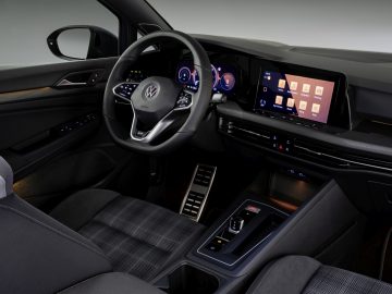 Binnenaanzicht van een moderne Volkswagen Golf GTI met het stuur, het digitale dashboard en het infotainmentsysteem.