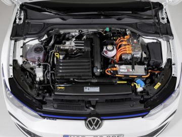 Motorruimte van een elektrisch voertuig van Volkswagen Golf GTI met de elektromotor en componenten.