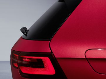 Close-up van de achterkant van een moderne Volkswagen Golf GTI met het achterlichtontwerp en de spoiler.