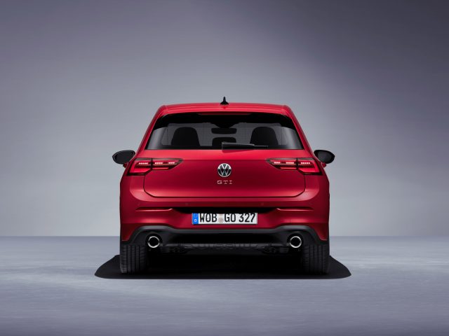 Achteraanzicht van een Volkswagen Golf GTI tegen een neutrale achtergrond.