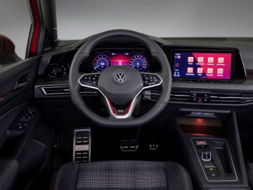 Modern auto-interieur met een digitaal dashboard en een touchscreen-infotainmentsysteem in een Volkswagen Golf GTI.