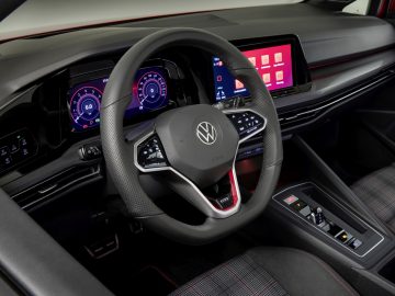 Modern Volkswagen Golf GTI dashboard en stuurwiel met digitale displays en infotainmentsysteem.