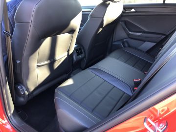 Het interieur van een Volkswagen T-Roc R met de lederen achterstoelen met een open deur.