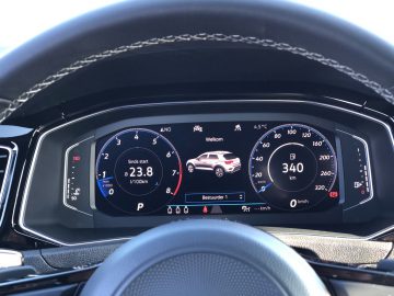 Digitaal dashboard van een Volkswagen T-Roc R met snelheidsmeter, toerenteller en een centraal display met voertuiginformatie.