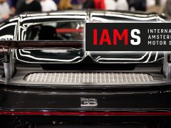 Achteraanzicht van een Bugatti-sportwagen met opvallende achterlichten te zien op de IAMS 2020 internationale autosalon van Amsterdam.