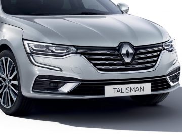 Close-up van de grille en het embleem van een zilveren Renault Talisman.