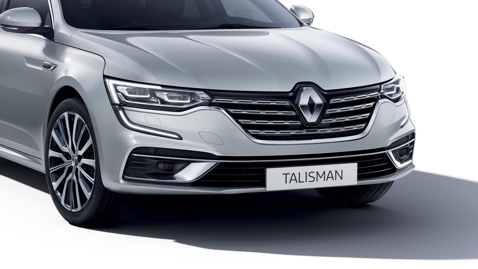 Close-up van de grille en het embleem van een zilveren Renault Talisman.