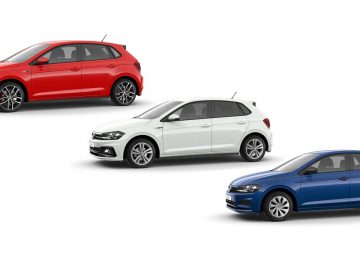 Drie compacte auto's in rode, witte en blauwe kleuren, geïsoleerd op een witte achtergrond voor de autoverkoop januari 2020.