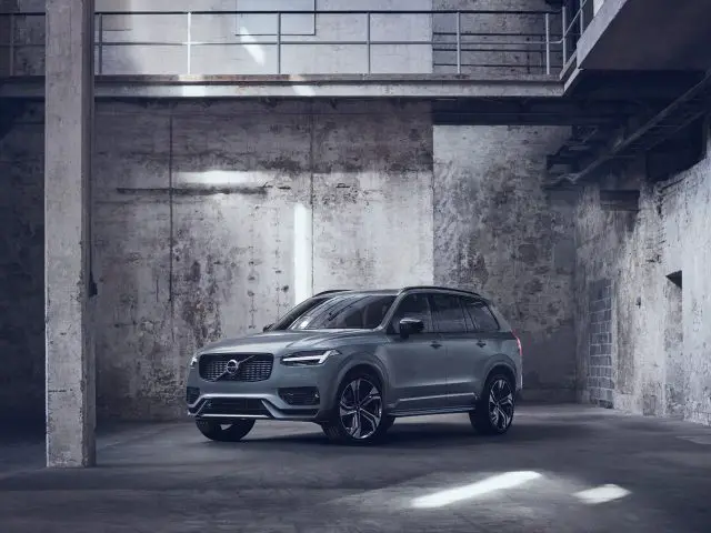 Luxe Volvo XC90 geparkeerd in een slecht verlichte industriële garage.