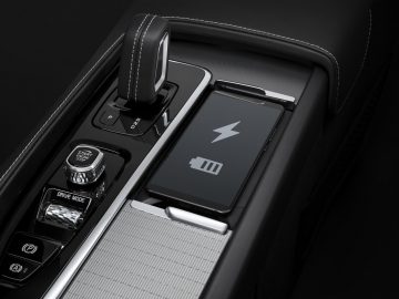 Smartphone draadloos opladen in de middenconsole van een Volvo XC90.