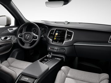 Binnenaanzicht van een moderne Volvo XC90-auto met de nadruk op het dashboard, het stuur en de middenconsole.