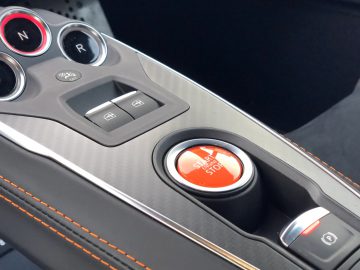 De automatische transmissiekeuzeschakelaar van moderne auto's en de start-stop-motorknop voor 100 km/u, gecentreerd op de console.