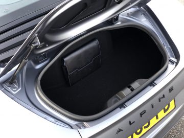 Open kofferbak van een auto die de schone opslagruimte weergeeft na 100 km/u te hebben gereden.