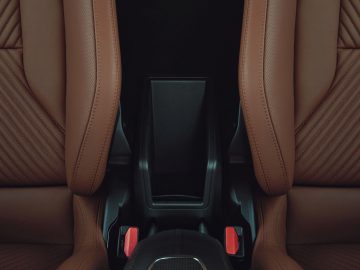 Luxe auto-interieur met lederen stoelen en een moderne Alpine A110 middenconsole.