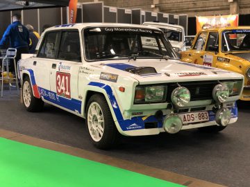 Een vintage rallyauto te zien op het indoor tentoonstellingsevenement Antwerp Classic Salon 2020.