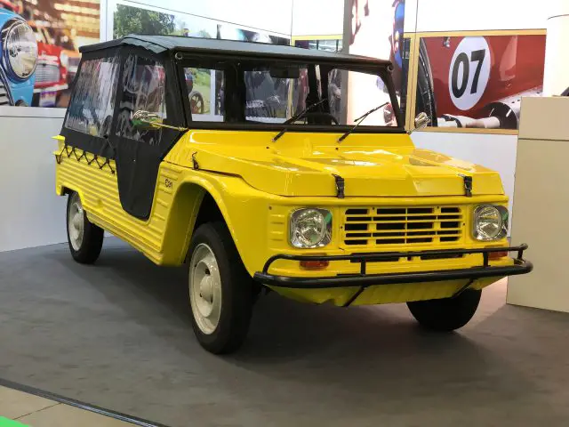 Felgele vintage SUV te zien op de tentoonstelling Antwerp Classic Salon 2020.