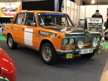 Oranje en witte vintage racewagen te zien op het Antwerp Classic Salon 2020-evenement.