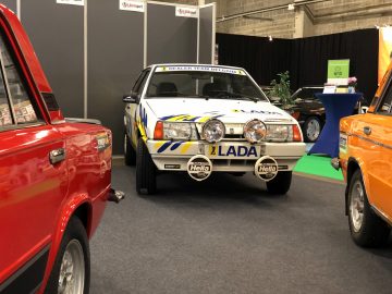 Een vintage Lada-rallyauto met extra koplampen te zien op de indoortentoonstelling Antwerp Classic Salon 2020.
