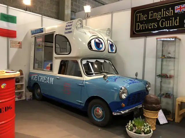 Vintage blauwe ijscowagen met extra grote cartoonogen tentoongesteld op de indoortentoonstelling Antwerp Classic Salon 2020.