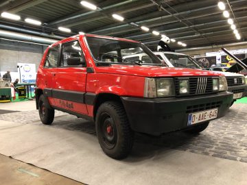 Rood en zwart vintage terreinvoertuig te zien op de indoortentoonstelling Antwerp Classic Salon 2020.