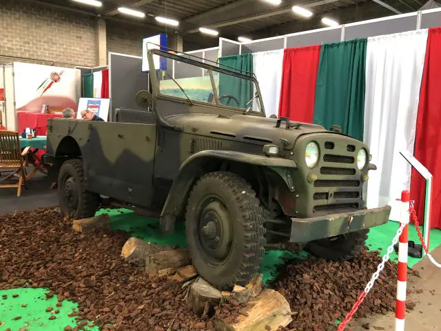 Vintage militaire jeep tentoongesteld op de indoortentoonstelling Antwerp Classic Salon 2020.