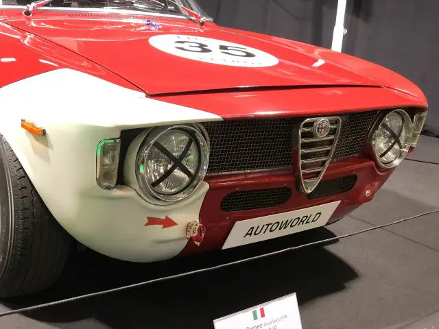 Rode vintage Alfa Romeo-raceauto met het nummer 36 op de motorkap, tentoongesteld op het Antwerp Classic Salon 2020.