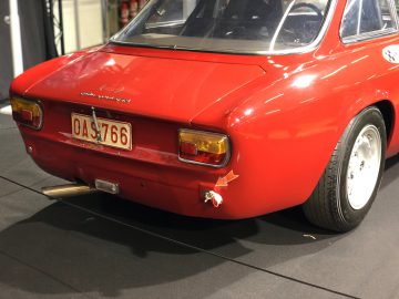 Rode vintage sportwagen tentoongesteld vanuit een achterhoek op het Antwerp Classic Salon 2020.