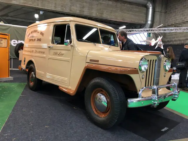 Vintage jeep willys stationwagen tentoongesteld op het Antwerp Classic Salon 2020 evenement.