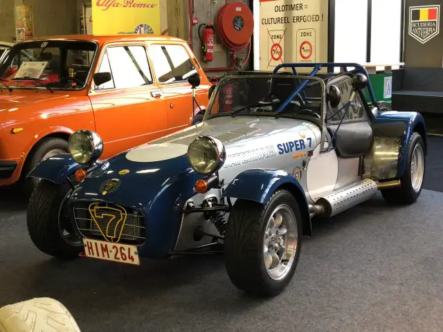 Blauwe vintage caterham super 7 sportwagen binnen tentoongesteld op het Antwerp Classic Salon 2020.