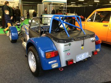 Klassieke blauwe sportwagen met rolkooi te zien op de indoor autotentoonstelling Antwerp Classic Salon 2020.
