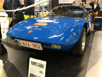 Blauwe vintage sportwagen te zien op het indoorevenement Antwerp Classic Salon 2020.