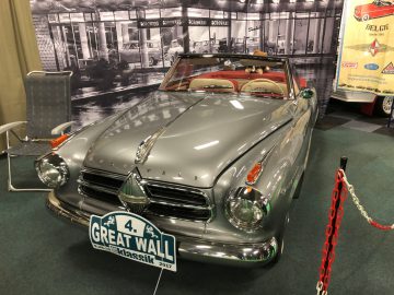 Vintage zilveren auto tentoongesteld op het Antwerp Classic Salon 2020 met een 'great wall'-bordje ervoor.