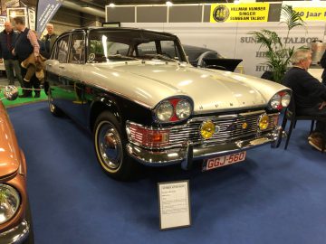 Vintage zwart-groene Humber Super Snipe-auto tentoongesteld op het Antwerp Classic Salon 2020.